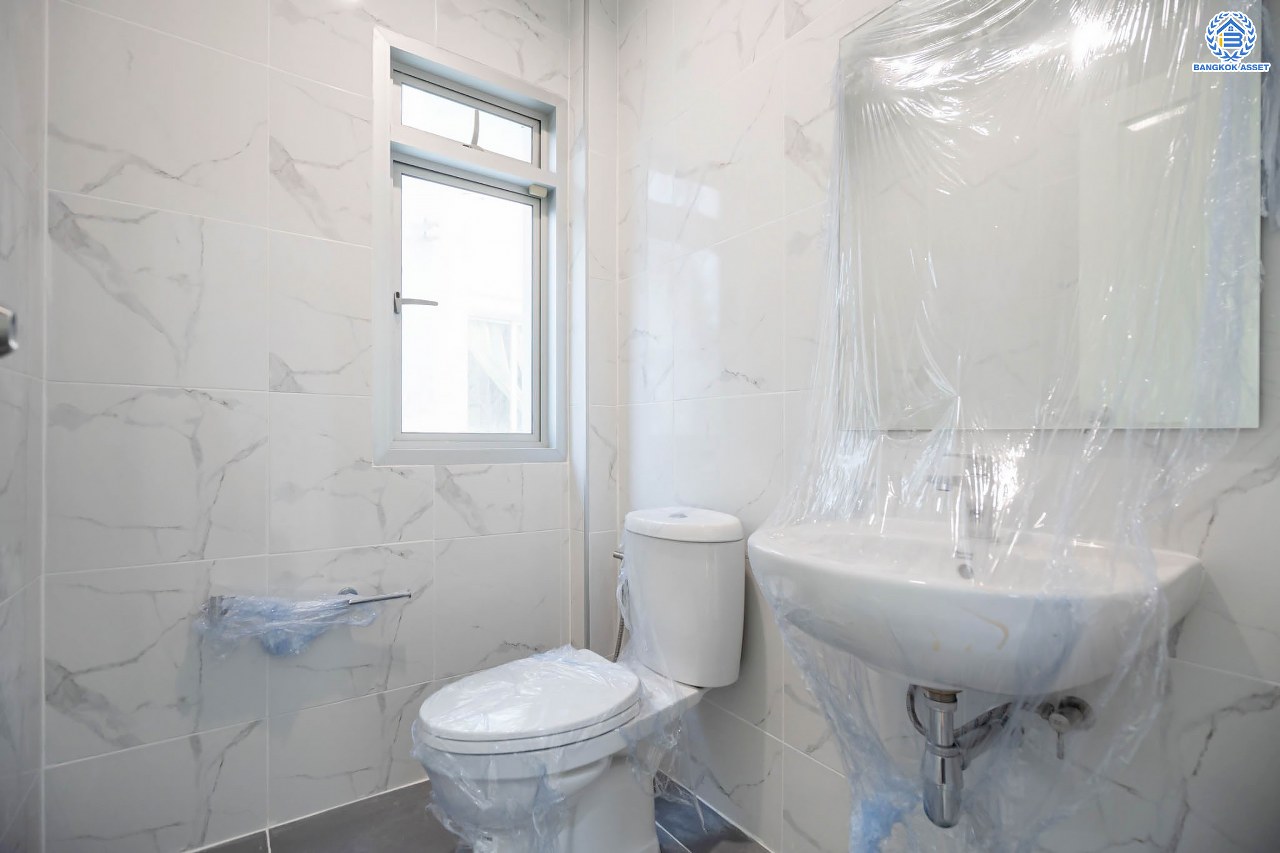 บ้านมือสองตกแต่งใหม่ โครงการ ไลฟ์บางกอกบูเลอวาร์ด ปิ่นเกล้า-เพชรเกษม เนื้อที่กว้างกว่า 52.5 ตร.ว ฟังก์ชัน 3 ห้องนอน 3 ห้องน้ำ 2 ที่จอดรถ บนทำเลศักยภาพ ติดถนนพุทธมณฑลสาย4 เหมาะสมกับทุกครอบครัว ใกล้แหล่งช้อปปิ้ง "เซ็นทรัล ศาลายา" รถไฟฟ้าสายสีน้ำเงิน "สถานีหลักสอง" และจุดขึ้นทางด่วน "ศรีรัช-วงแหวน"